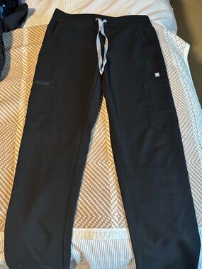 Figs Women’s Black Straight-Leg Scrub Pants with Gray Drawstring